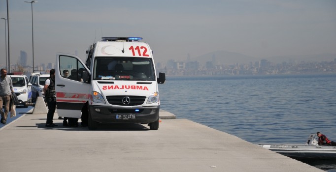 Fatih sahilinde yaşlı adam denize düştü