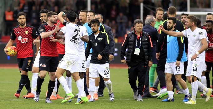 Olaylı maçta Eskişehirspor evinde Akhisar ile 3-3 berabere kaldı