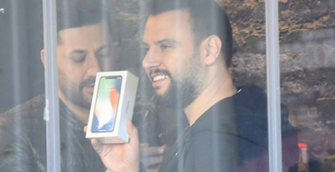 Alişan, takipçisine cep telefonu hediye etti