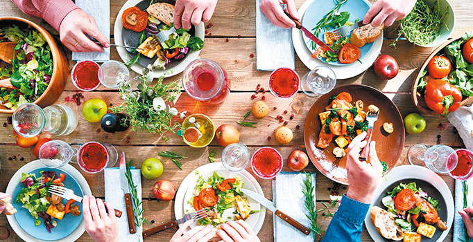 Her yemekte 114 parça plastik yutuyoruz