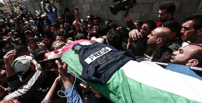 Gazze sınırında şehit olan Filistinli gazeteci son yolculuğuna uğurlandı
