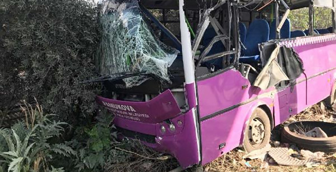 Halk otobüsü üst geçide çarptı: 14 yaralı