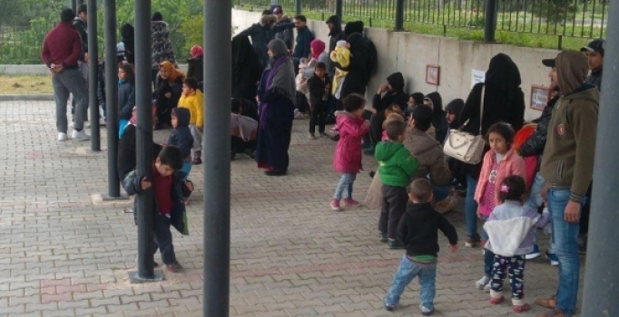 Foça'da 108 kaçak ve 5 organizatör yakalandı, 4 kişi tutuklandı