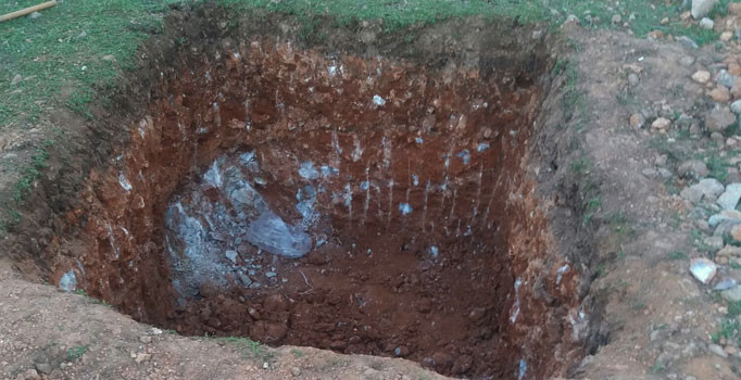 Kazdıkları çukurun içinde gözaltına alındılar