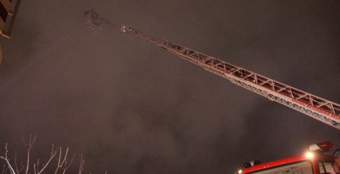 Kocaeli'de tadilatta olan fabrikada yangın çıktı