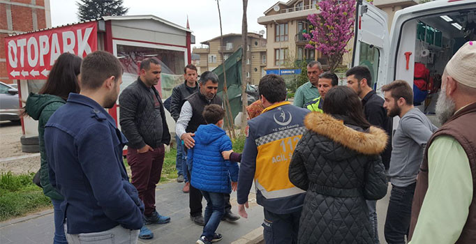 Kazada yaralanan 9 yaşındaki Ahmet Yaser, ambulansa binmemek direndi