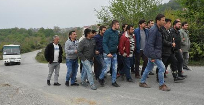 Eylemci maden işçileri, servis araçlarını yavaşlattı