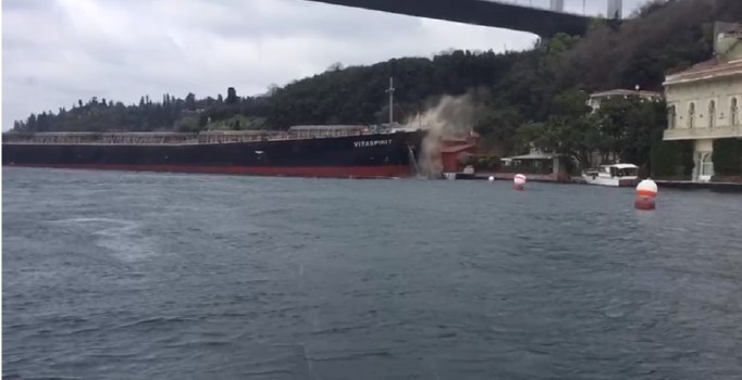 İstanbul Boğazı'nda yalıya çarpan geminin işletmecisinden açıklama