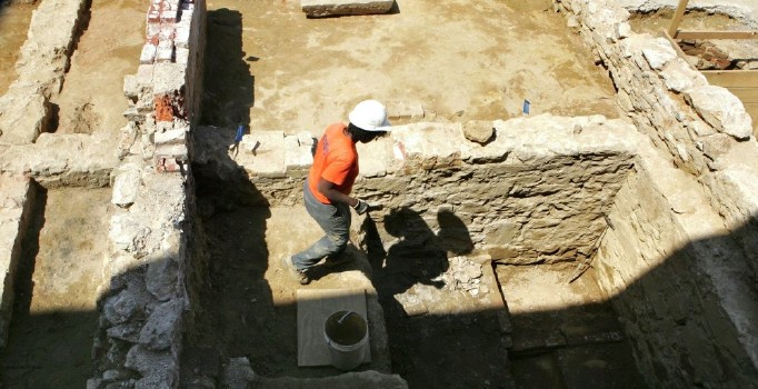 Afrika çölünde Greko-Romen tapınağı