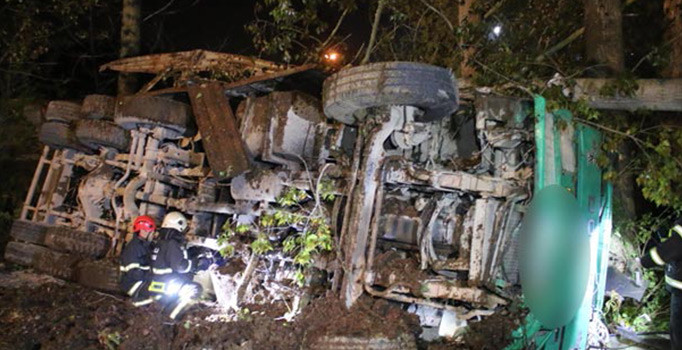 Freni boşalan kamyon dere yatağına uçtu | Kocaeli haberleri