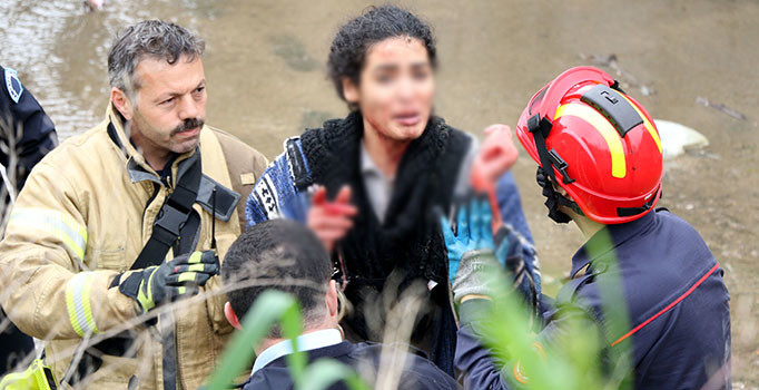 Sinir krizi geçiren kadın polise zor anlar yaşattı