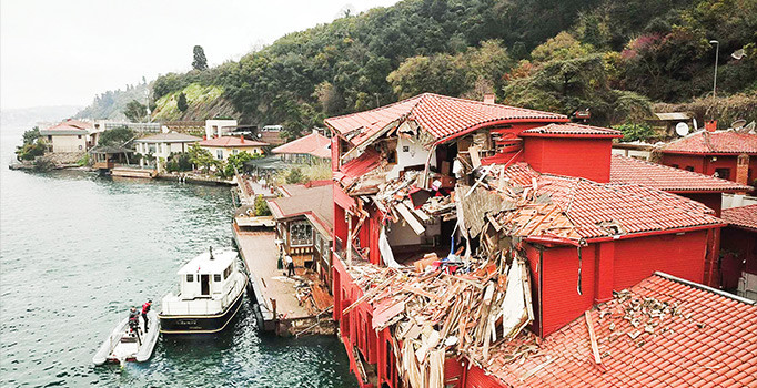 Hekimbaşı gülleriyle süslü yalı ağır yaralı!