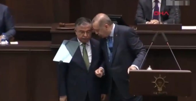 Erdoğan, grup toplantısında Bakan Yılmaz'ı kürsüye çağırdı