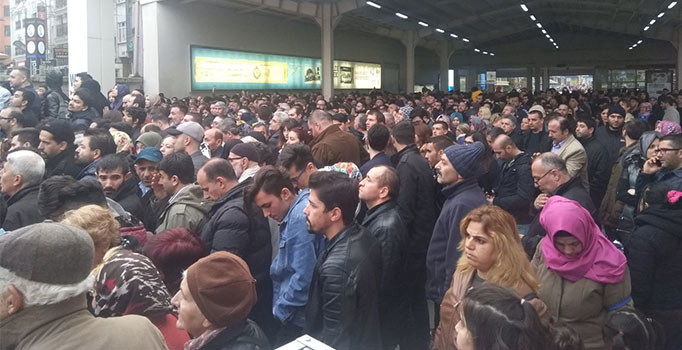 İstanbul'da tüm vapur seferleri iptal edildi Marmaray'da izdiham yaşandı