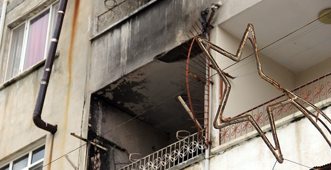 Adana'da ev yangınında faciadan dönüldü