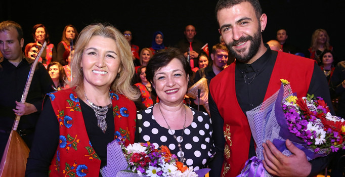 Halk Merkezleri Korosu ayakta alkışlandı