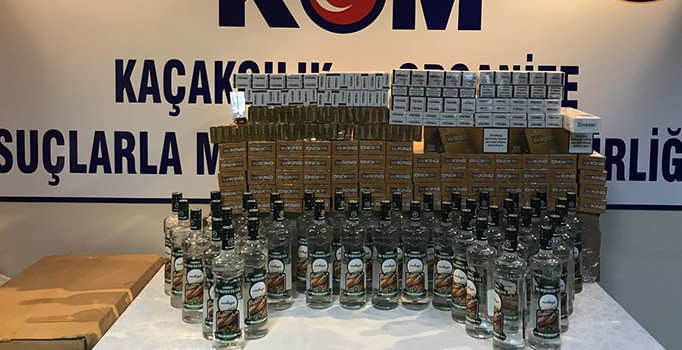İzmir'de kaçak sigara ve içki operasyonu: 850 paket ele geçirildi