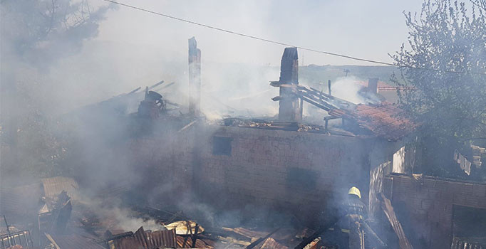Karabük’te 3 ev alevlere teslim oldu