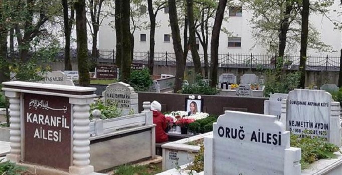 Mina Başaran'ın annesi düğün gününde kızının kabrini ziyaret etti