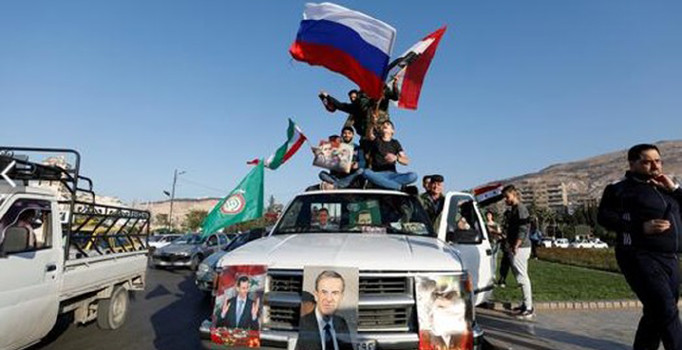 ABD saldırısının ardından Şam'da halk Rus bayraklarıyla sokağa çıktı