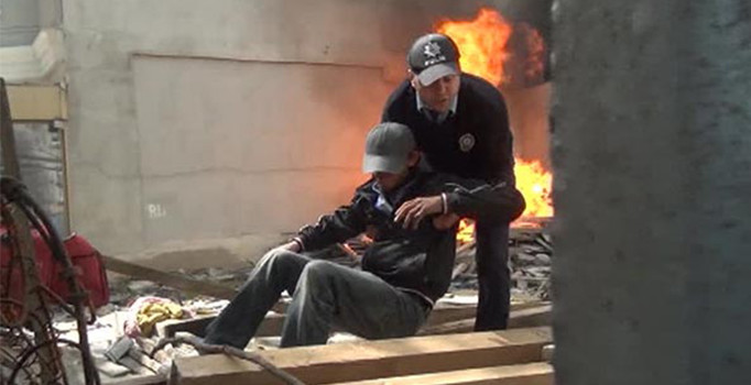 Taksim'de korkutan yangın... Madde bağımlısını polis kurtardı