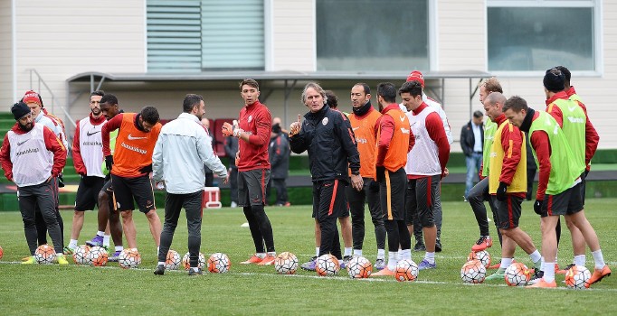 Galatasaray'ın yeni teknik direktörü Riekerink: Derbi bir cadı kazanı