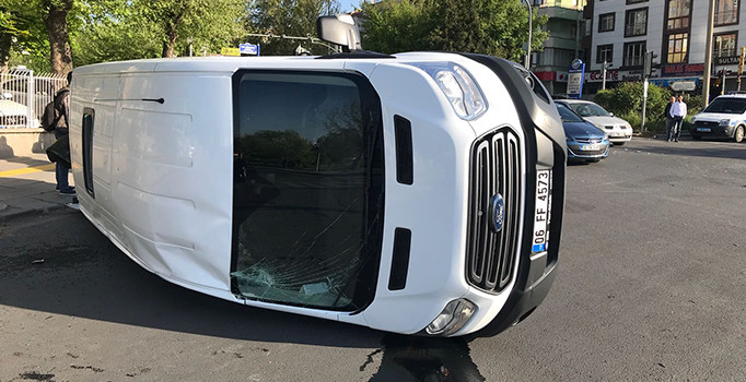 Son dakika! Askeri personeli taşıyan minibüs devrildi: 5 yaralı