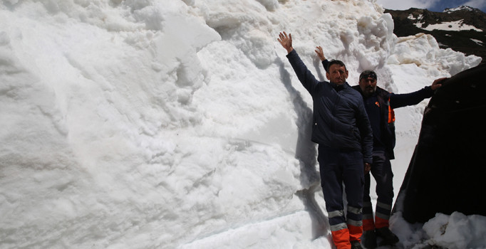 1 aylık çalışma ile ulaşıma açıldı: Nisan'da 3 metre karla mücadele