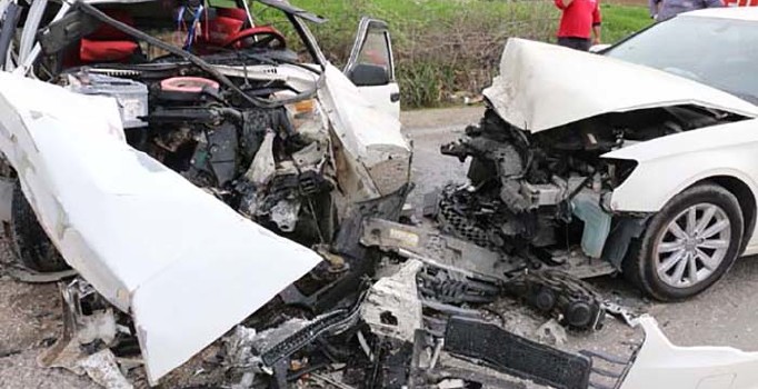 Bolu'da korkunç kaza: Birbirine çarpan iki araç hurdaya döndü