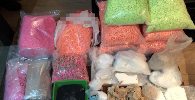 Bakırköy'de 200 bin uyuşturucu hap ele geçirildi