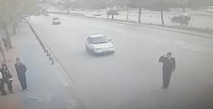 Vali'ye selam veren polise otomobil çarptı, o anlar kameraya böyle yansıdı