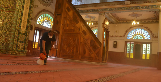 Kandil akşamı camiler gül kokacak