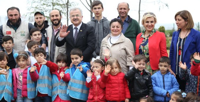 Başkan Kasap 'Minik Ellerle' 100 fidanı toprakla buluşturdu