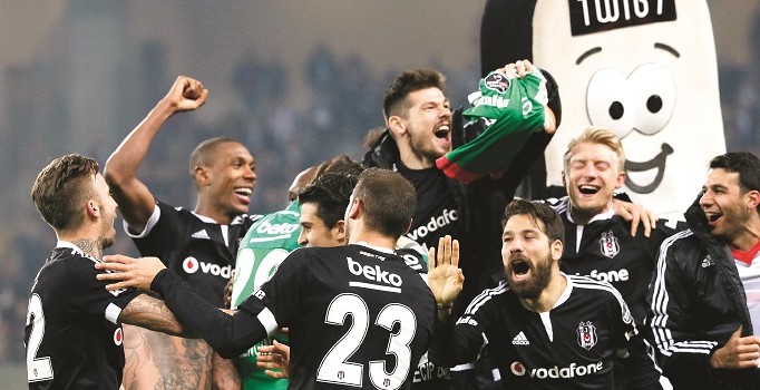 Trabzonspor zaferiyle gelen liderlik, Kartal'ı yarışta öne çıkardı