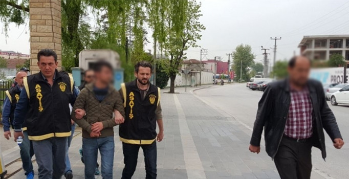 Tartıştığı arkadaşını otomobille ezerek öldürdü