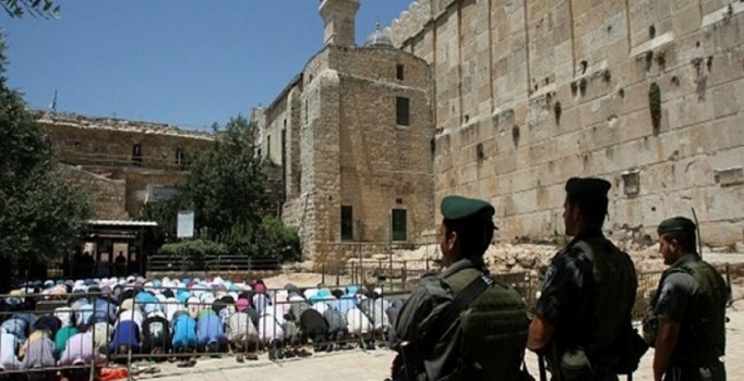 Yahudi yerleşimciler İbrahim El-Halil Camii’ne İsrail bayrağı astı