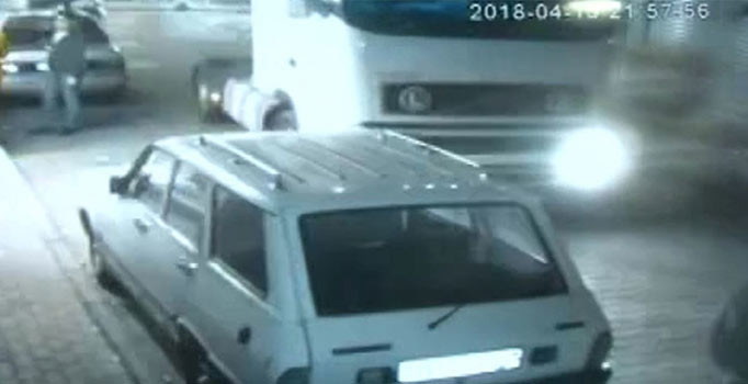 Ara sokağa giren tır dehşet saçtı: 6 araç ve bir evin duvarına çarptı