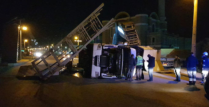 Damperi açık unutunca tabela yıkıldı, kamyon devrildi