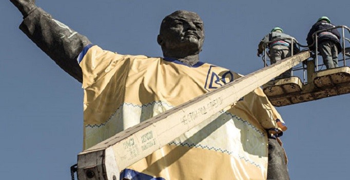 Komünizm'den arındırma yasası tüm hızıyla sürüyor: En büyük Lenin de yıkıldı