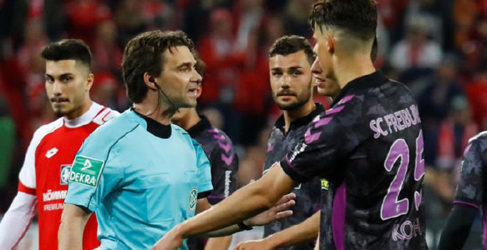 Alman ligi Bundesliga'da hakem soyunma odasında penaltı verdi