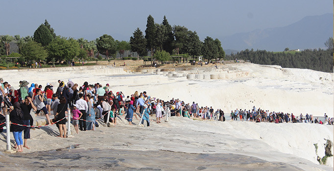Pamukkale'de ücretsiz giriş kuyruğu