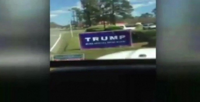Kuzey Carolina'da bir sürücü Trump'lı tabelayı aracıyla ezdi