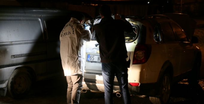 Hakkari'de park halindeki araç kundaklandı