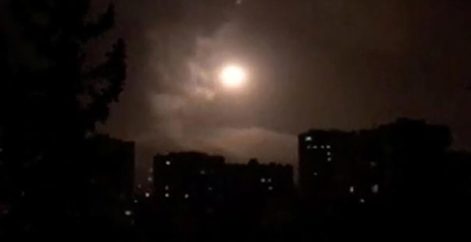 Son dakika! Suriye'nin Humus kentine atılan füzeler etkisiz hale getirildi