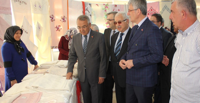 Öğrenciler yararına kermes açıldı