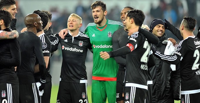 Antalyaspor'u evinde 1-0 mağlup eden Beşiktaş liderliğini sürdürdü
