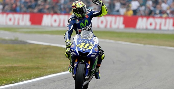Moto GP'nin en önemli isimlerinden Valentino Rossi iki yıl daha Yamaha'da