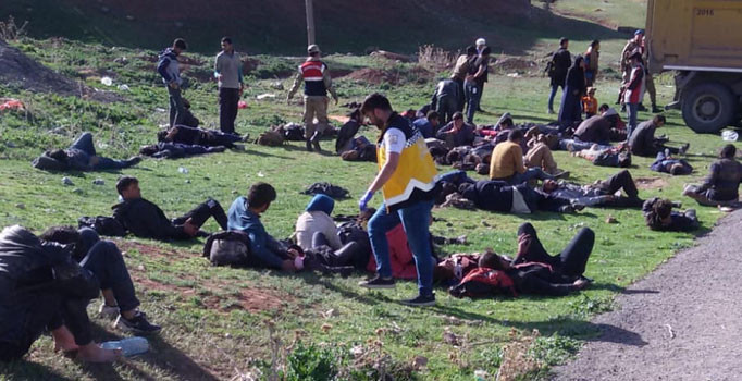 Kaçakları taşıyan kamyon jandarmadan kaçarken devrildi: 2 ölü, 101 yaralı