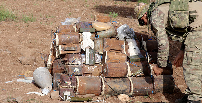 Afrin'de teröristlerin tuzakladığı 103 bomba patlatıldı