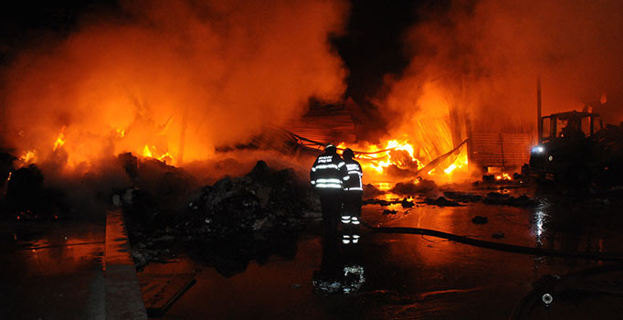 Atık tesisinde korkutan yangın: Alevlere teslim oldu
